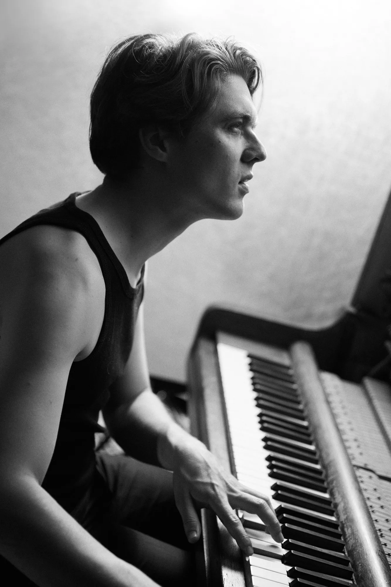 Sem Kramer at the piano during a recording session